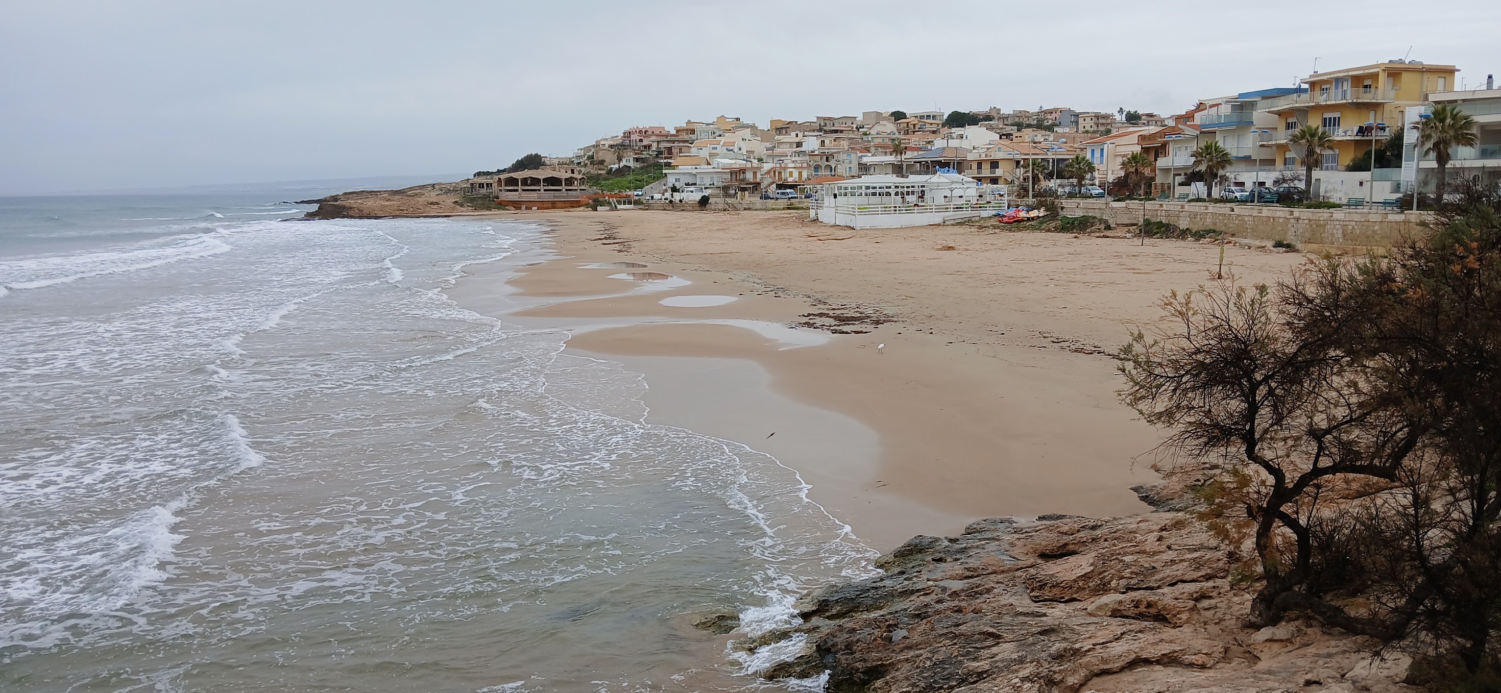 La plage et le village de Cava d’Aliga